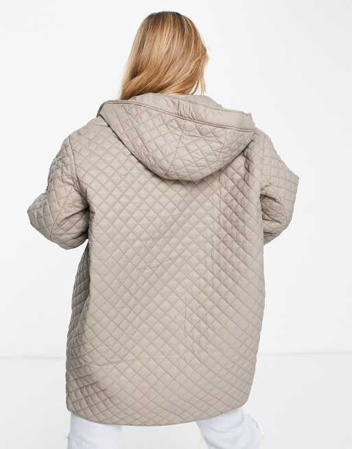 Abrigo largo gris extragrande con capucha y diseño acolchado de rombos de QED London, 2 de 4