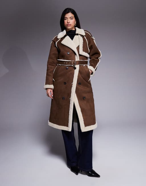 Abrigo largo marrón chocolate de antelina con cinturón y ribetes color crema de tejido efecto borreguito de Aria Cove