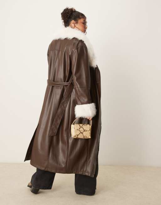 Abrigo largo marrón chocolate de tejido efecto cuero con solapas y puños de piel sintética de ASOS DESIGN Curve, 3 de 4