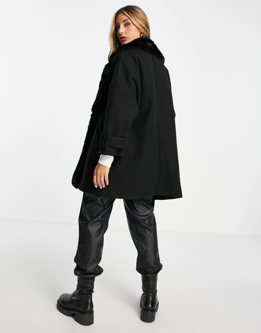 Abrigo negro acampanado con ribete de piel sintética de River Island, 2 de 4