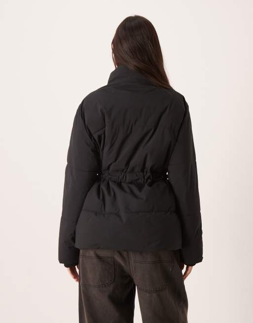 Abrigo negro acolchado con lazada lateral y cuello alzado de Nobody's Child, 2 de 4