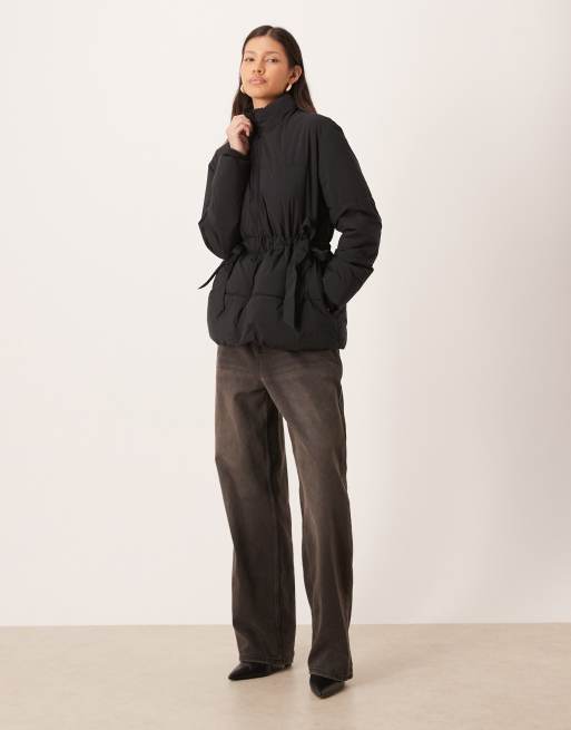Abrigo negro acolchado con lazada lateral y cuello alzado de Nobody's Child, 3 de 4