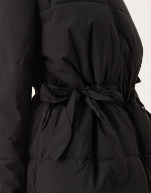 Abrigo negro acolchado con lazada lateral y cuello alzado de Nobody's Child, 4 de 4