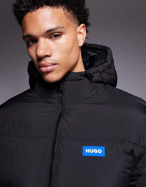 Abrigo negro acolchado holgado con capucha y logo Bodo de HUGO BLUE, 5 de 5