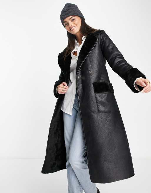 Abrigo negro con cinturón y forro de borreguito sintético de River Island