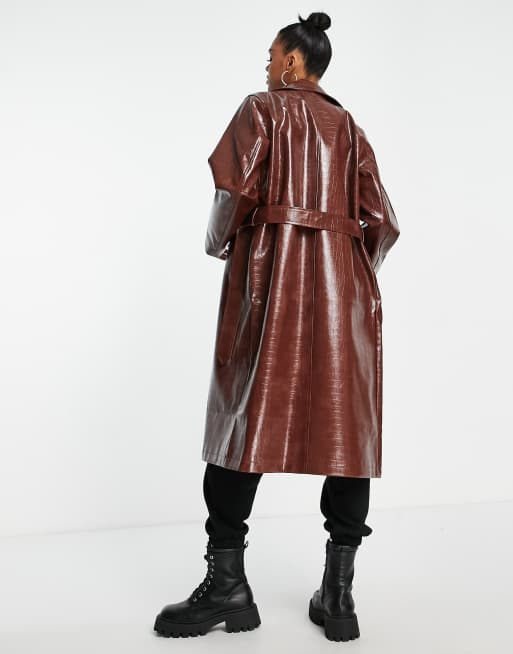 Abrigo por las rodillas marrón efecto piel de cocodrilo con lazada en la cintura de poliuretano Lynda Threadbare | ASOS