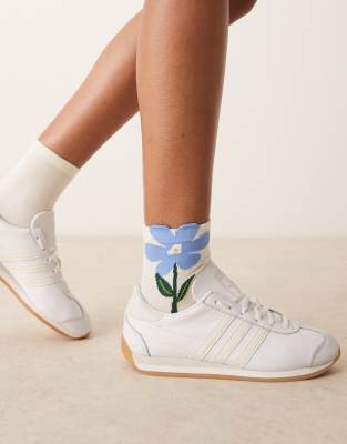 Accessorize Accessorize 3D blue flower socks in cream-White