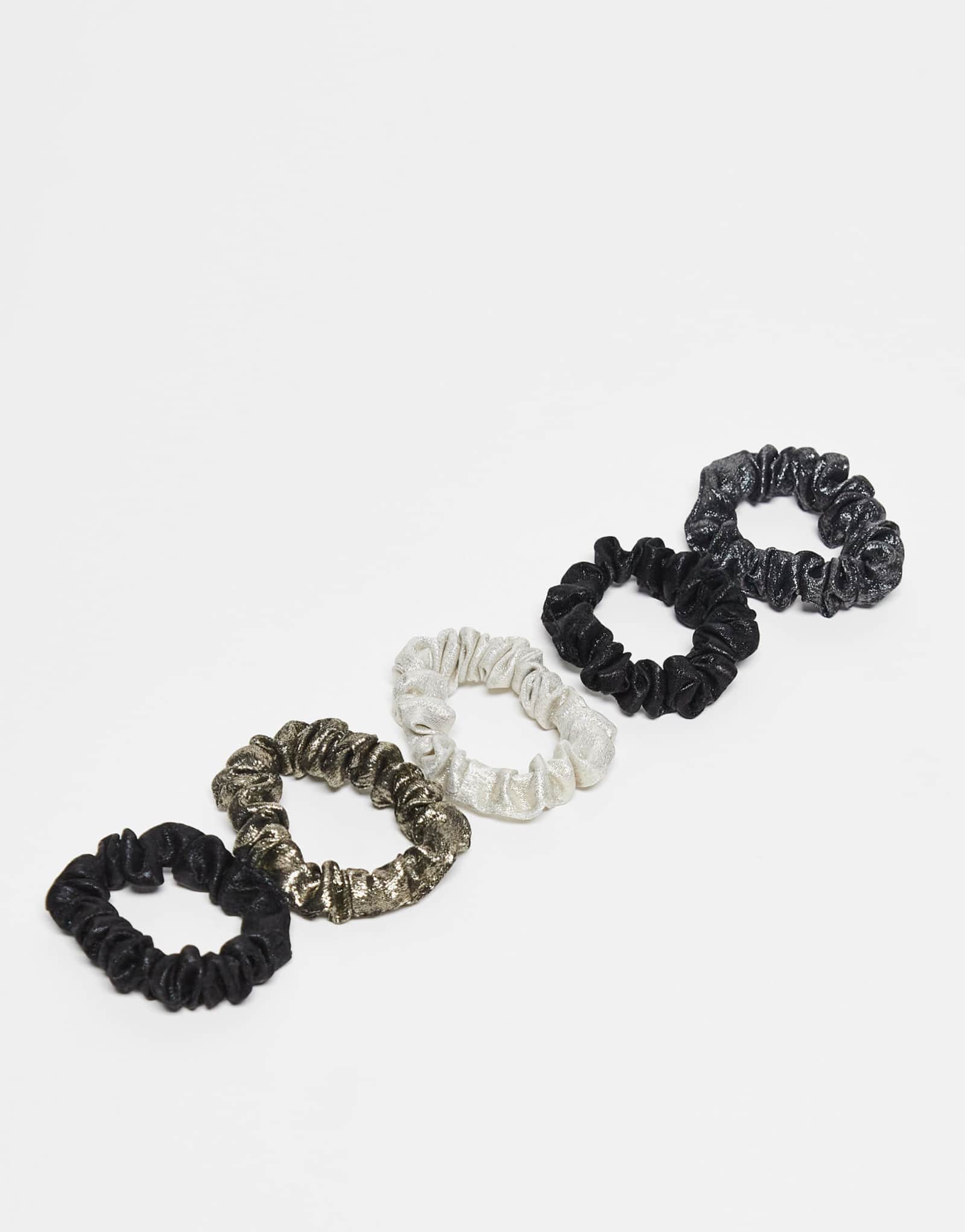 Дополните аксессуарами 5 упаковок металлических резинок для волос в нескольких цветах.