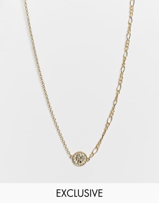 Accessorize – Asymetryczny naszyjnik w kolorze złota z zawieszką w kształcie medalika, tylko w ASOS