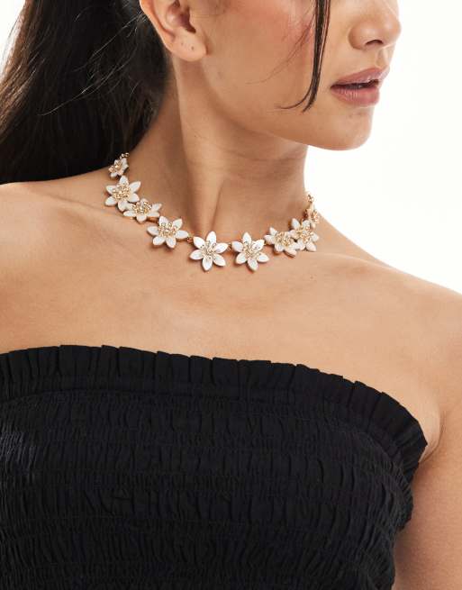 Accessorize – Auffällige florale Halskette in Weiß mit Perlendetails
