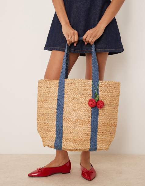 Accessorize – Beżowa jutowa torba na ramię z denimowym paskiem i zawieszką z motywem wisienki - view 1