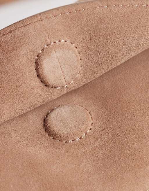 Accessorize – Beżowa zamszowa miękka torebka na ramię z klapką, 4 z 4