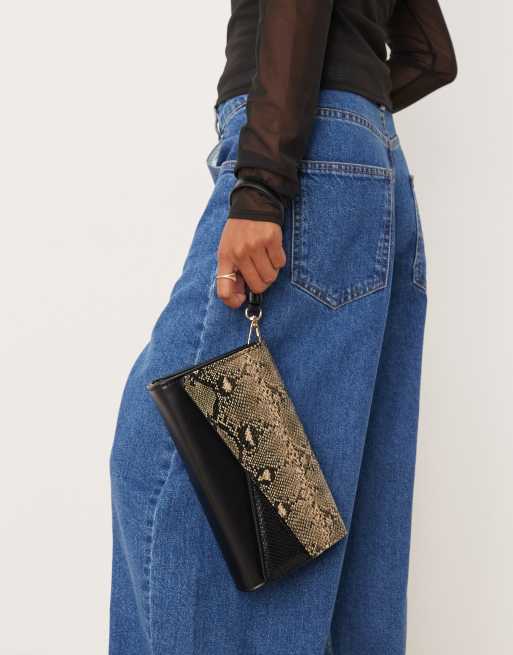 Accessorize - Borsa multicolore pitonata con cinturino per il polso e risvolto