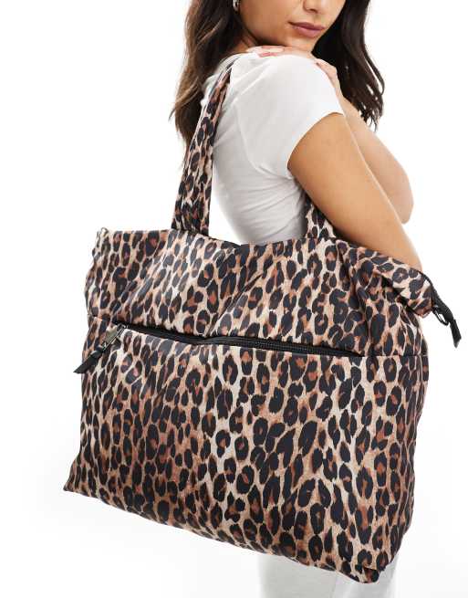 Accessorize - Borsa shopping piccola in nylon con stampa leopardata, manico e tracolla