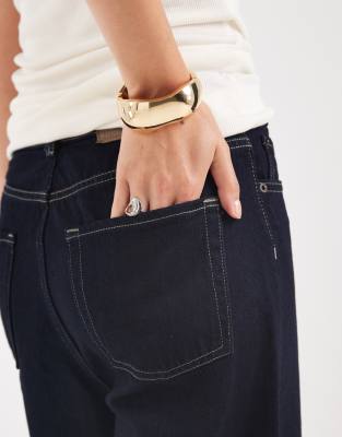 Accessorize - Breiter, geformter Armreif in Goldoptik-Silber