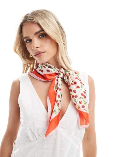 Accessorize – Cassie – Satynowa chusta we wzór w czerwone wiśnie