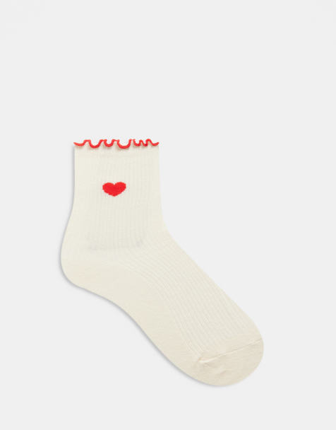 Accessorize - Chaussettes avec cœur rouge et bord supérieur volanté - Crème - view 1