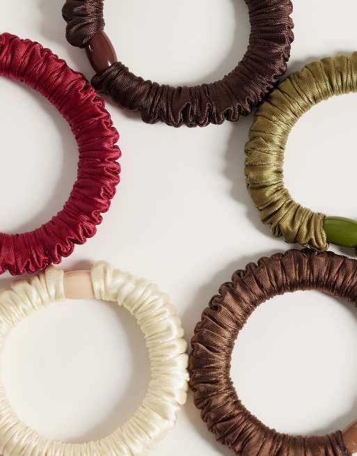Accessorize confezione da 5 scrunchies in raso arricciati in tonalità scure neutre, 2 di 3