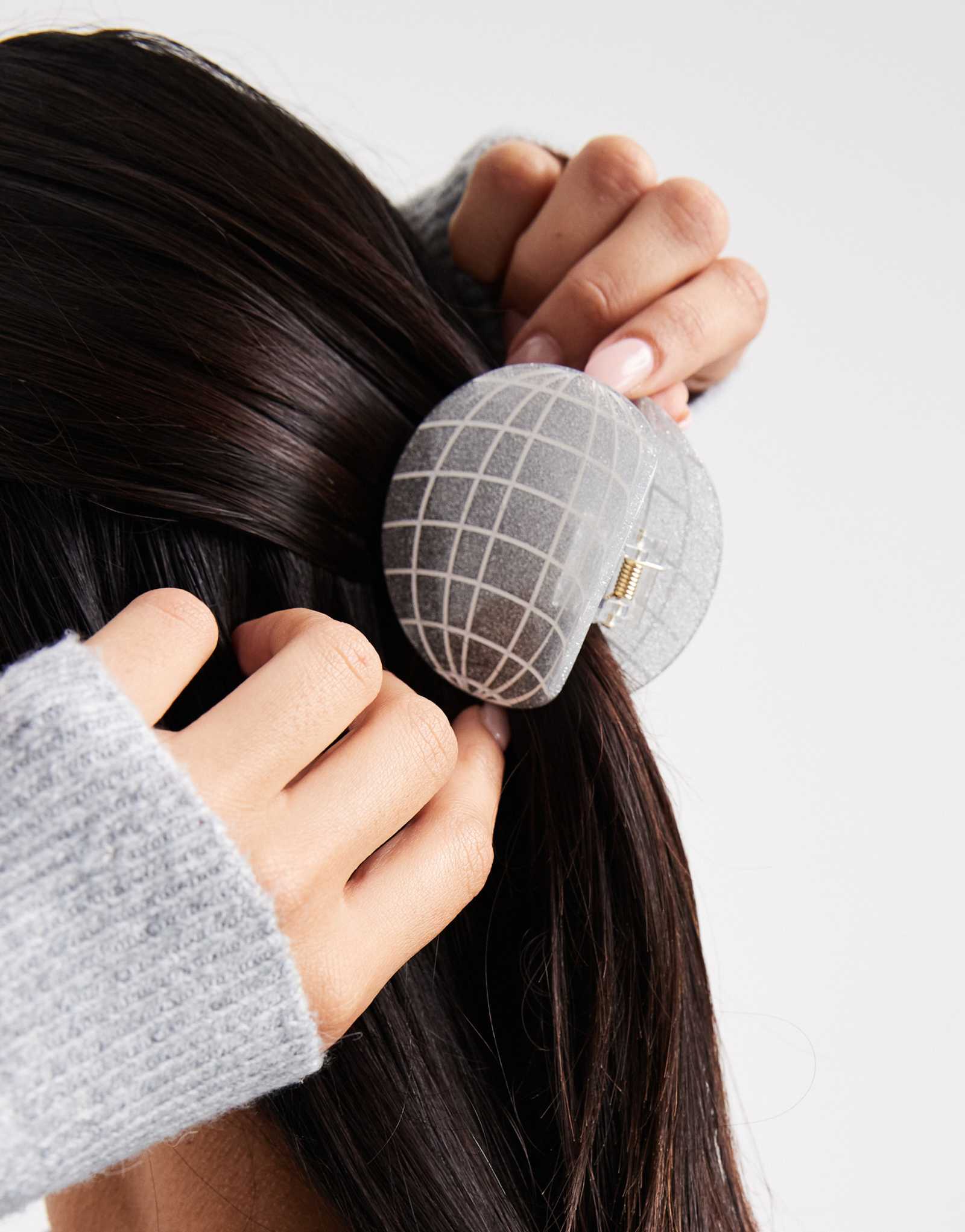 Дополните аксессуар серебристой заколкой для волос в виде диско-шара