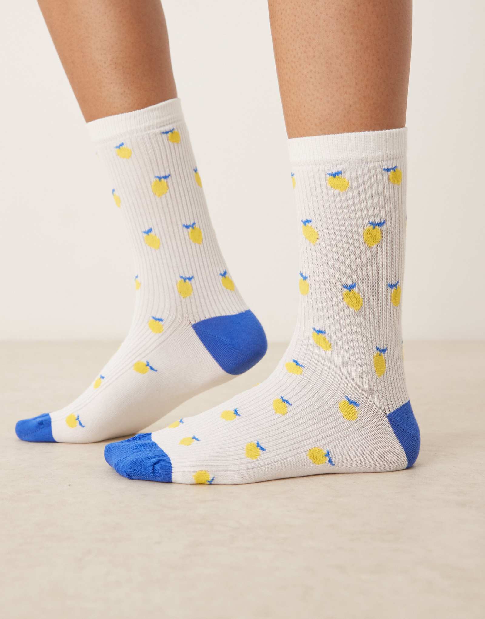Украсьте кремовыми носками ditsy lemon