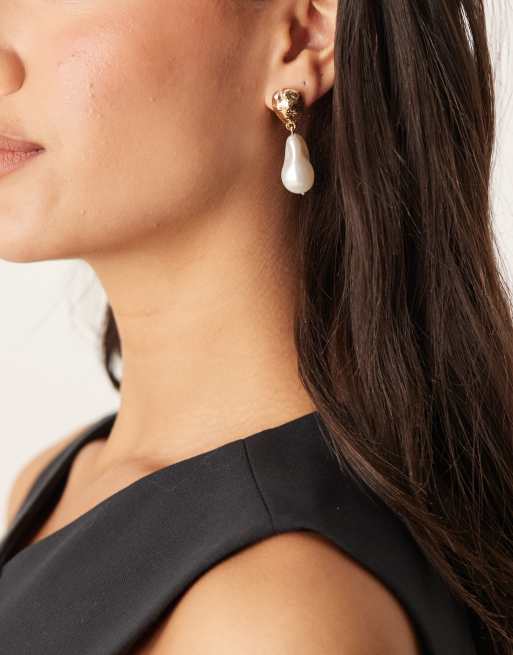 Accessorize – Długie kolczyki w kolorze złota z efektem młotkowania i perełkami