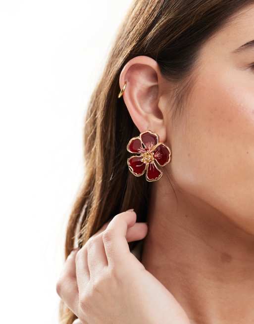 Accessorize – Duże bordowe kolczyki wkrętki w kształcie kwiatów z emalii