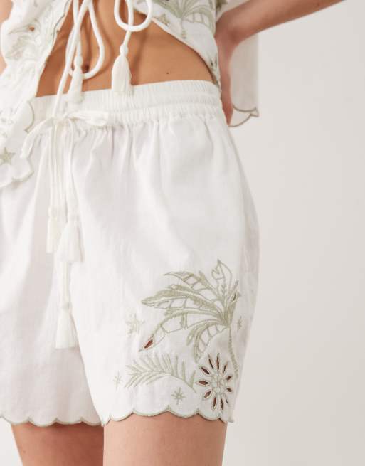 Accessorize – Elfenbensvita, blommiga strandshorts med utskurna detaljer, 3 av 5