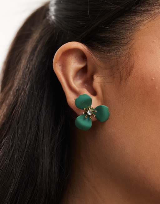 Accessorize – Emaillierte Ohrstecker in Grün mit Blumendesign