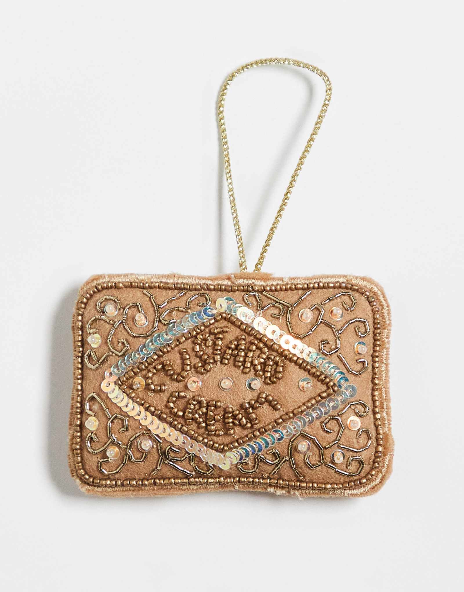 Украсьте аксессуарами рождественское украшение из печенья с заварным кремом бежевого цвета