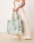 [Accessorize] Accessorize extra large palm print quilted shopper in blue No Size Light blue