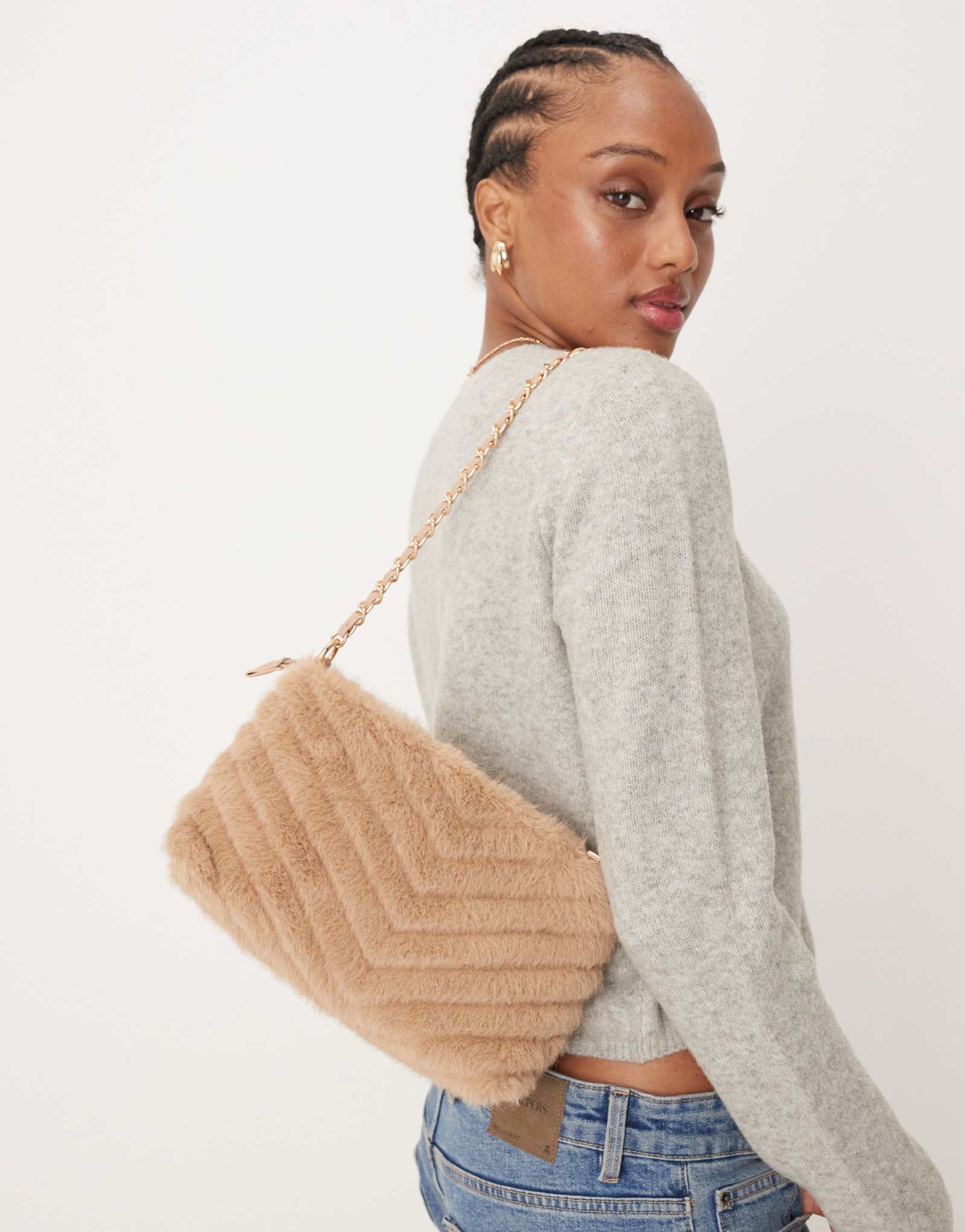 Сумка через плечо с цепочкой из искусственного меха бежевого цвета, дополненная аксессуарами