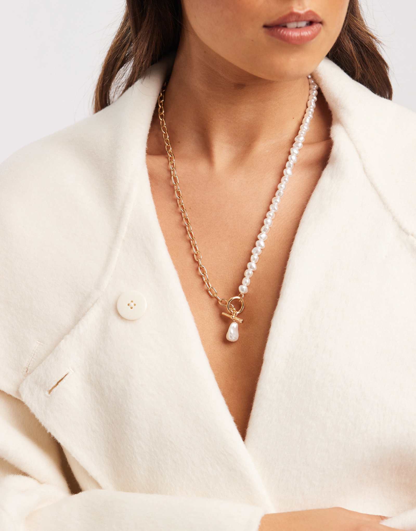Дополните колье с т-образной планкой на цепочке из искусственного жемчуга, выполненное в золоте