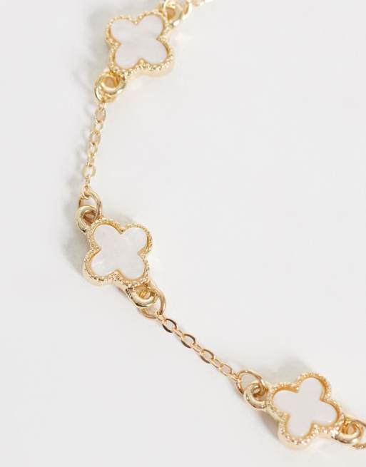 Accessorize faux pearl toggle clover bracelet in gold, 3 of 3