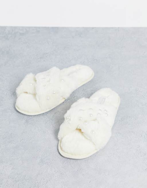 Accessorize – Flauschige Pantoffeln mit Kunstperlen in Creme