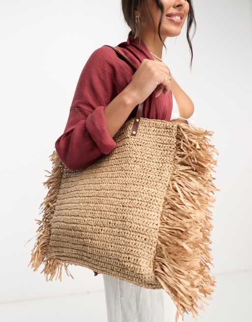 Straw beach bag store with tassels