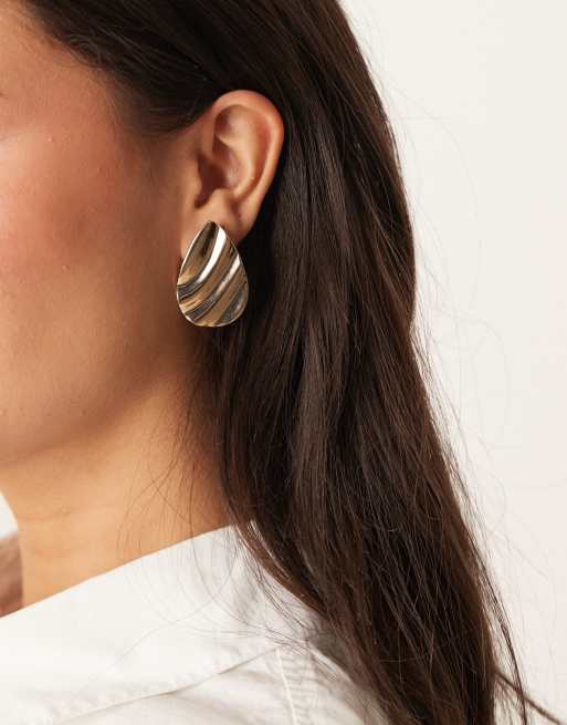 Accessorize – Geriffelte Ohrringe im Tropfen-Design in Gold
