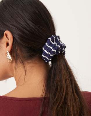 Accessorize - Gerippter Scrunchie-Haargummi in gestreiftem Marineblau