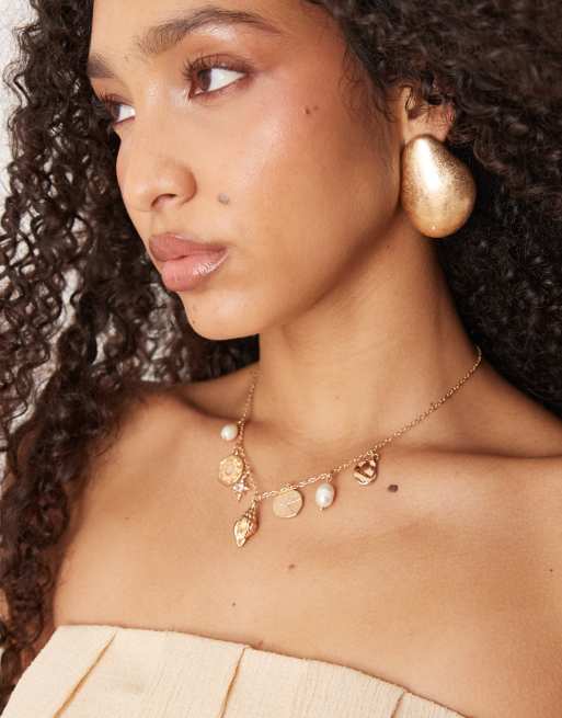 Accessorize – Goldfarbene Kette mit Muschel-, Zierperlen und Schmuckanhängern