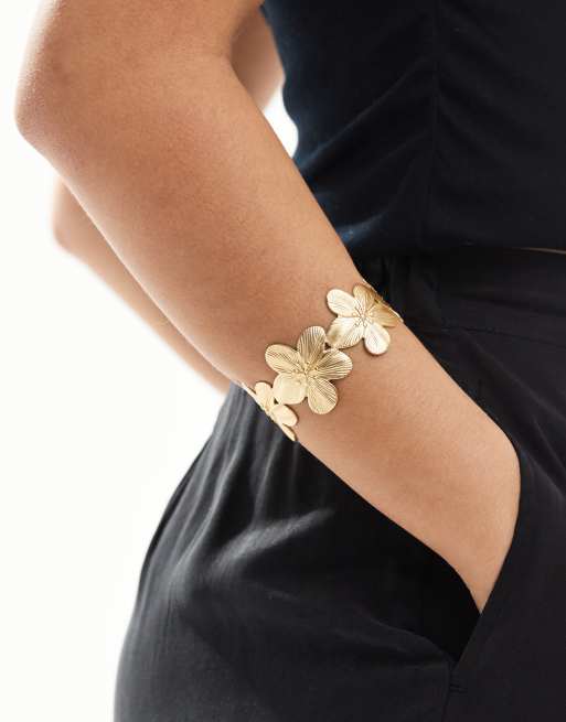 Accessorize – Goldfarbener Statement-Armreif im Blumen-Design