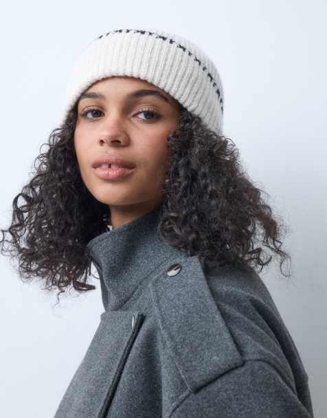 Accessorize gorro beanie con borde negro en color crema - view 1