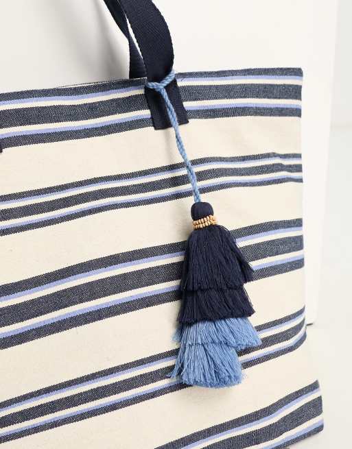 Accessorize – Gräddvit och marinblå toteväska med horisontella ränder och tofsar, 3 av 4