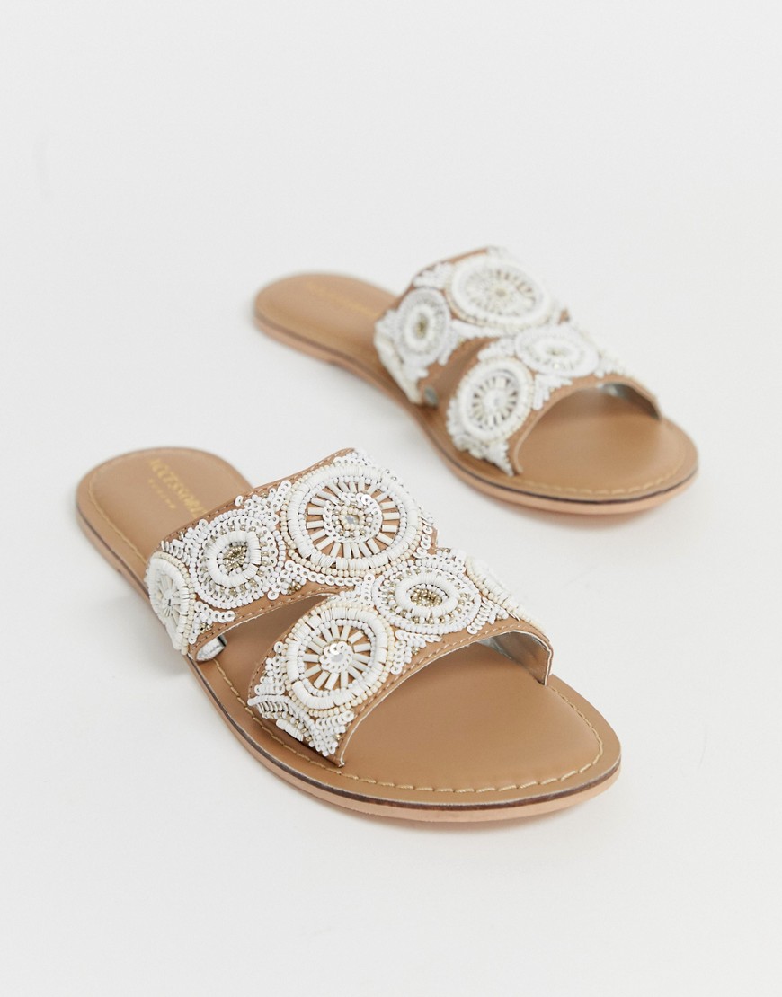 Accessorize – gräddvita platta slip on-sandaler till sommaren med pärlutsmyckningar-Beige
