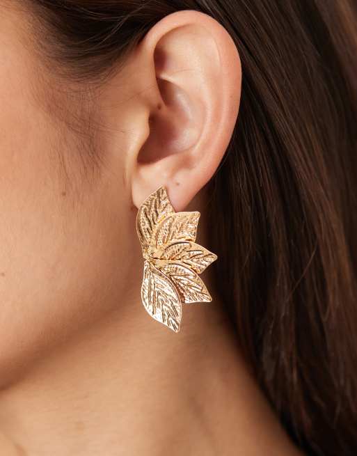 Accessorize – Guldfärgade statement-örhängen med texturerade blomblad, 3 av 3