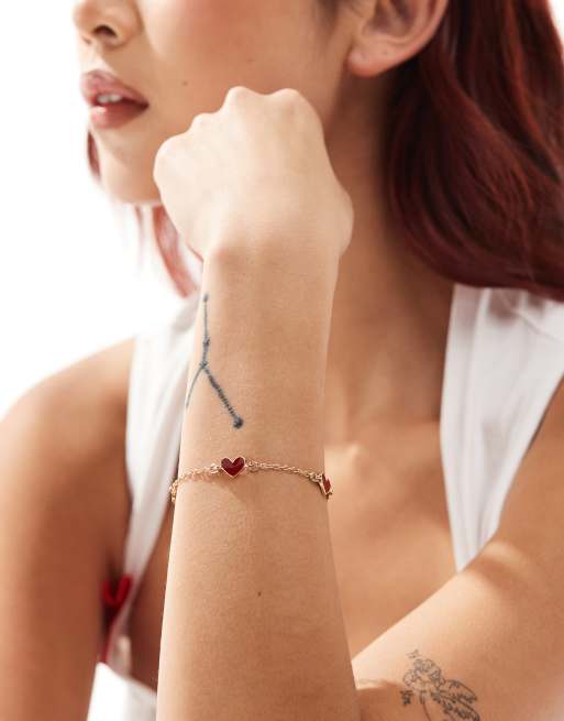 Accessorize – Guldfärgat armband med röda emaljhjärtan