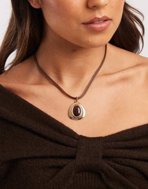 Accessorize – Halskette mit Kordel in Braun und Schmucksteinanhänger im Vintage-Stil