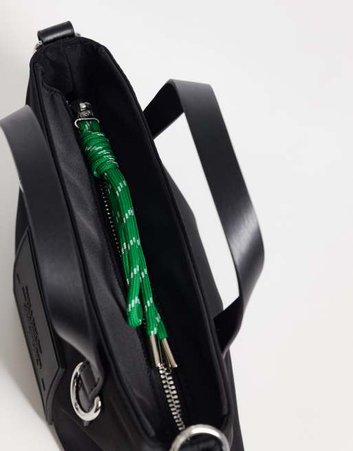 Accessorize – Kleine Umhängetasche aus Nylon in Schwarz, 3 von 4