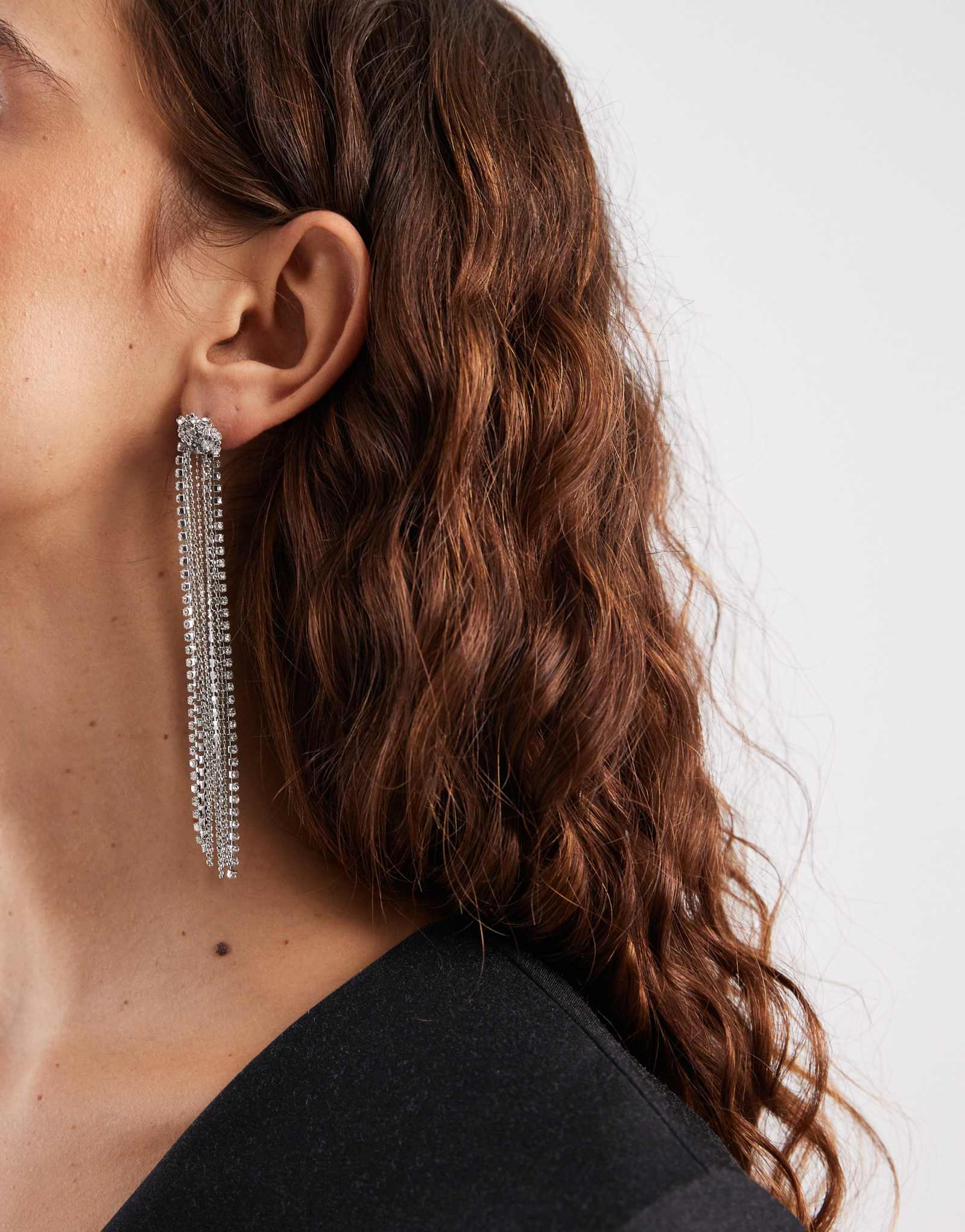 Дополните аксессуарами длинные серебряные серьги-капли на цепочке с узелками