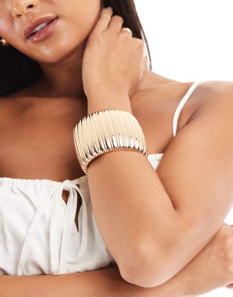 Accessorize large statement ribbed bangle in gold - view 1