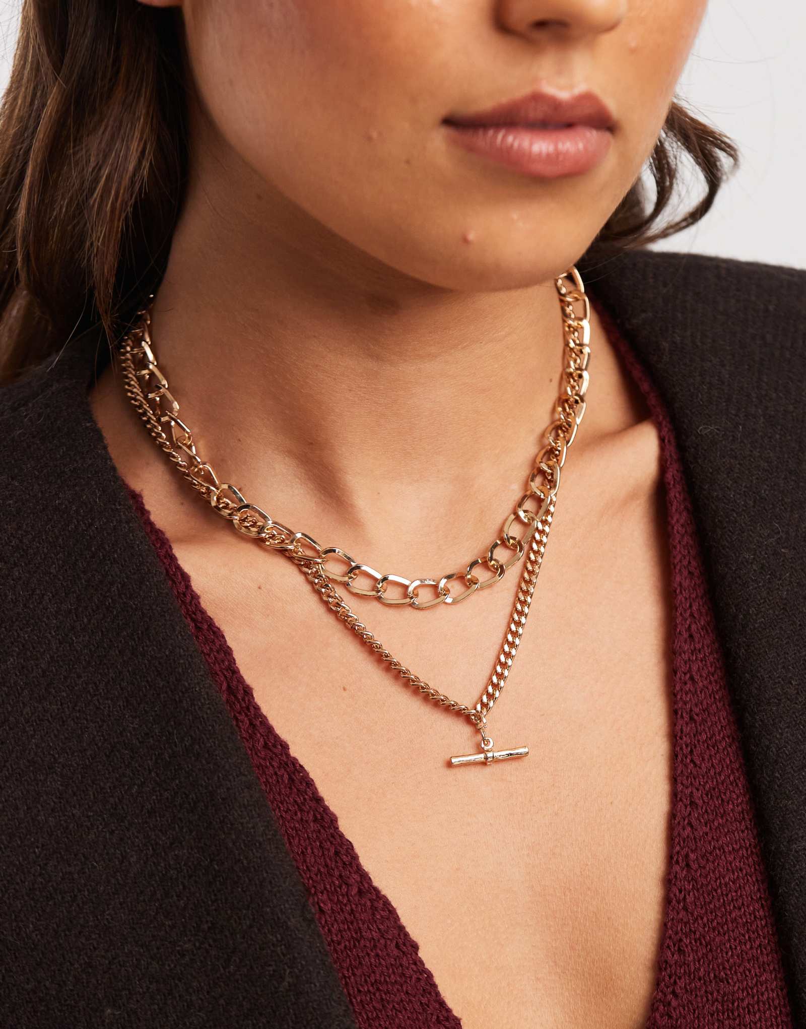 Дополните многослойное ожерелье-цепочку в виде Т-образной планки из золота