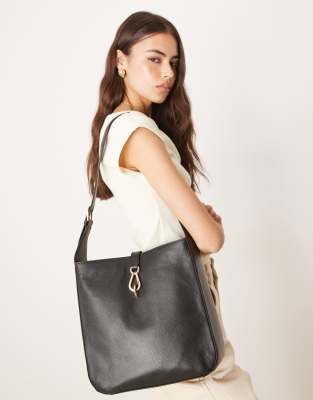leather shoulder bag in black